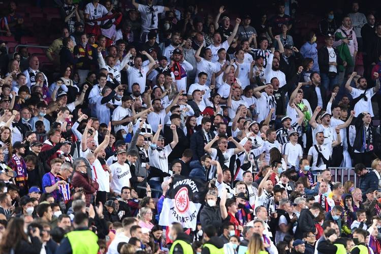 法兰克福被德国足协罚款48.91万欧元，因8场德甲存在球迷违规行为